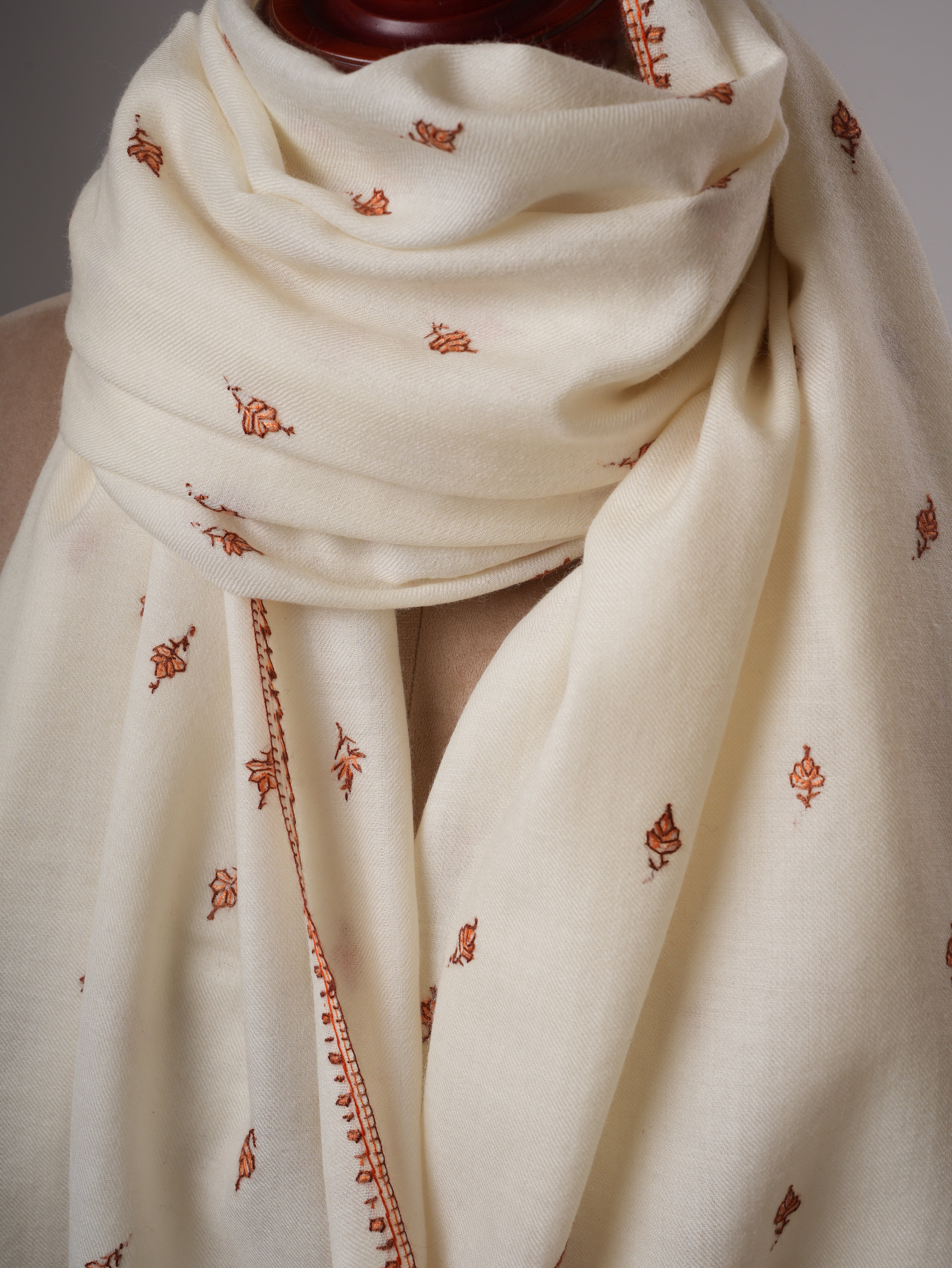 Ivory Fine Wool Buteh Embroidered Kashmiri Shawl – Handcrafted Wrap Shahkaar