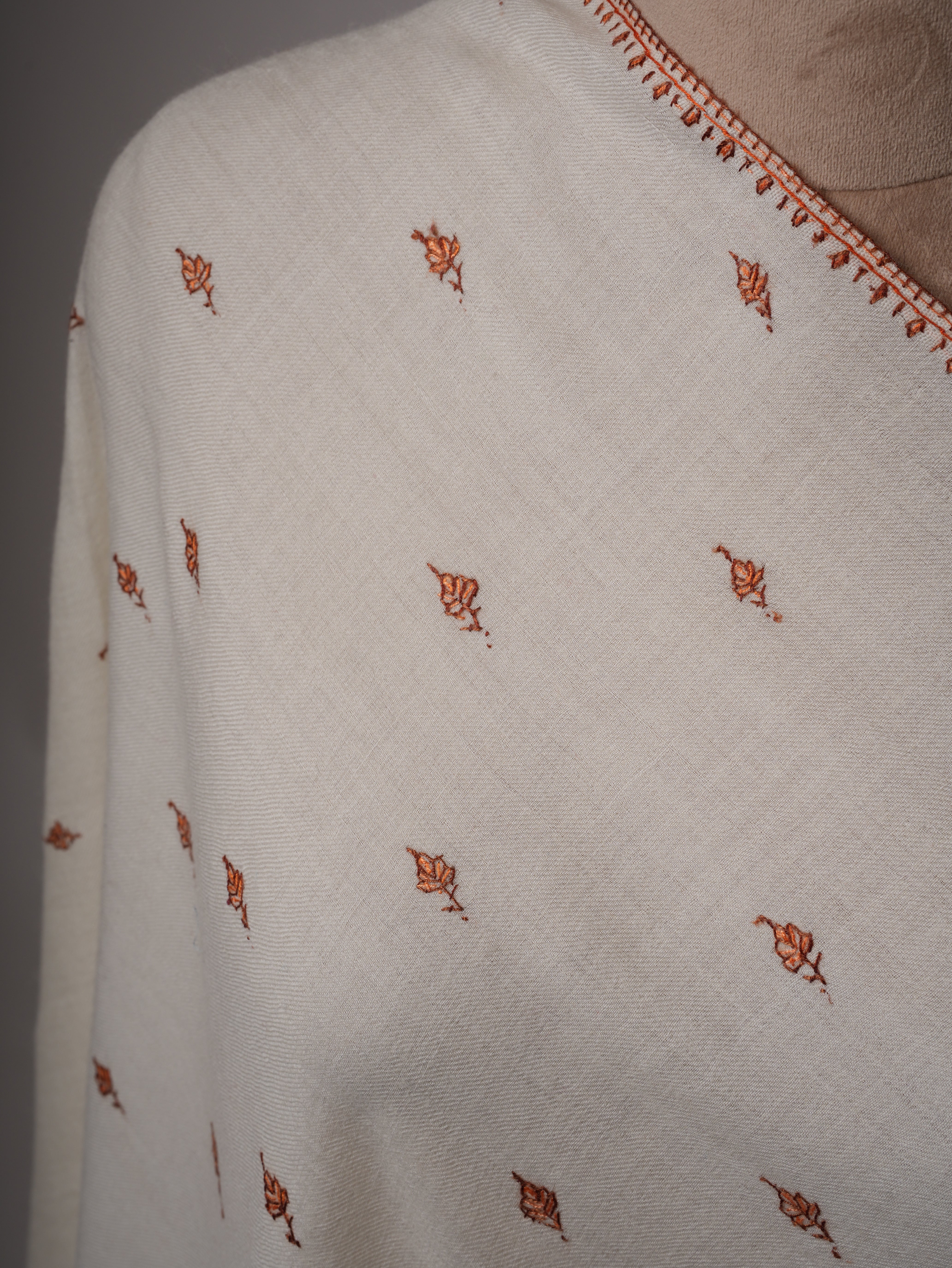Ivory Fine Wool Buteh Embroidered Kashmiri Shawl – Handcrafted Wrap Shahkaar
