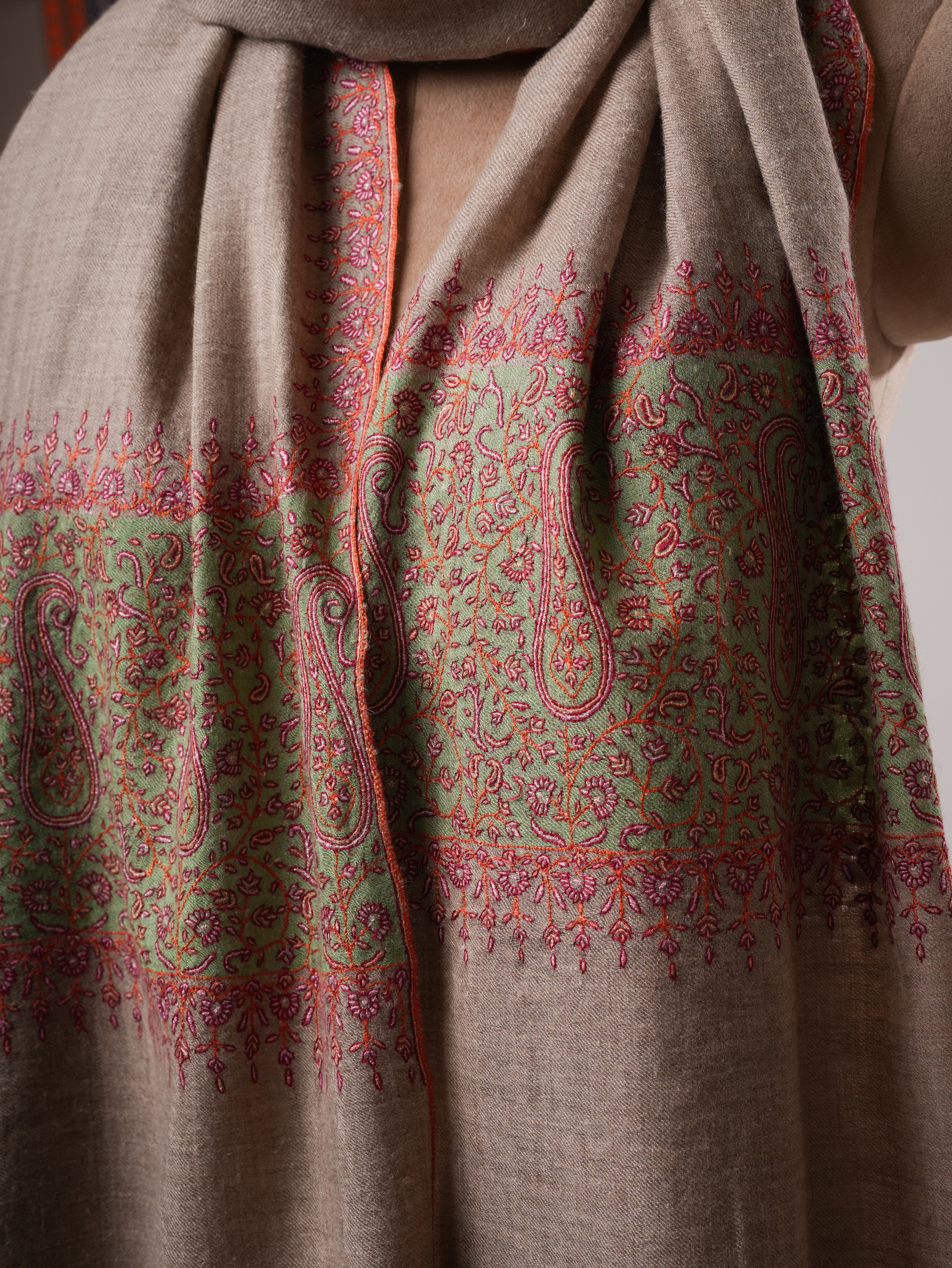 Luxurious Natural Grey Cashmere Wrap with Contrast Palla Detailing Shahkaar