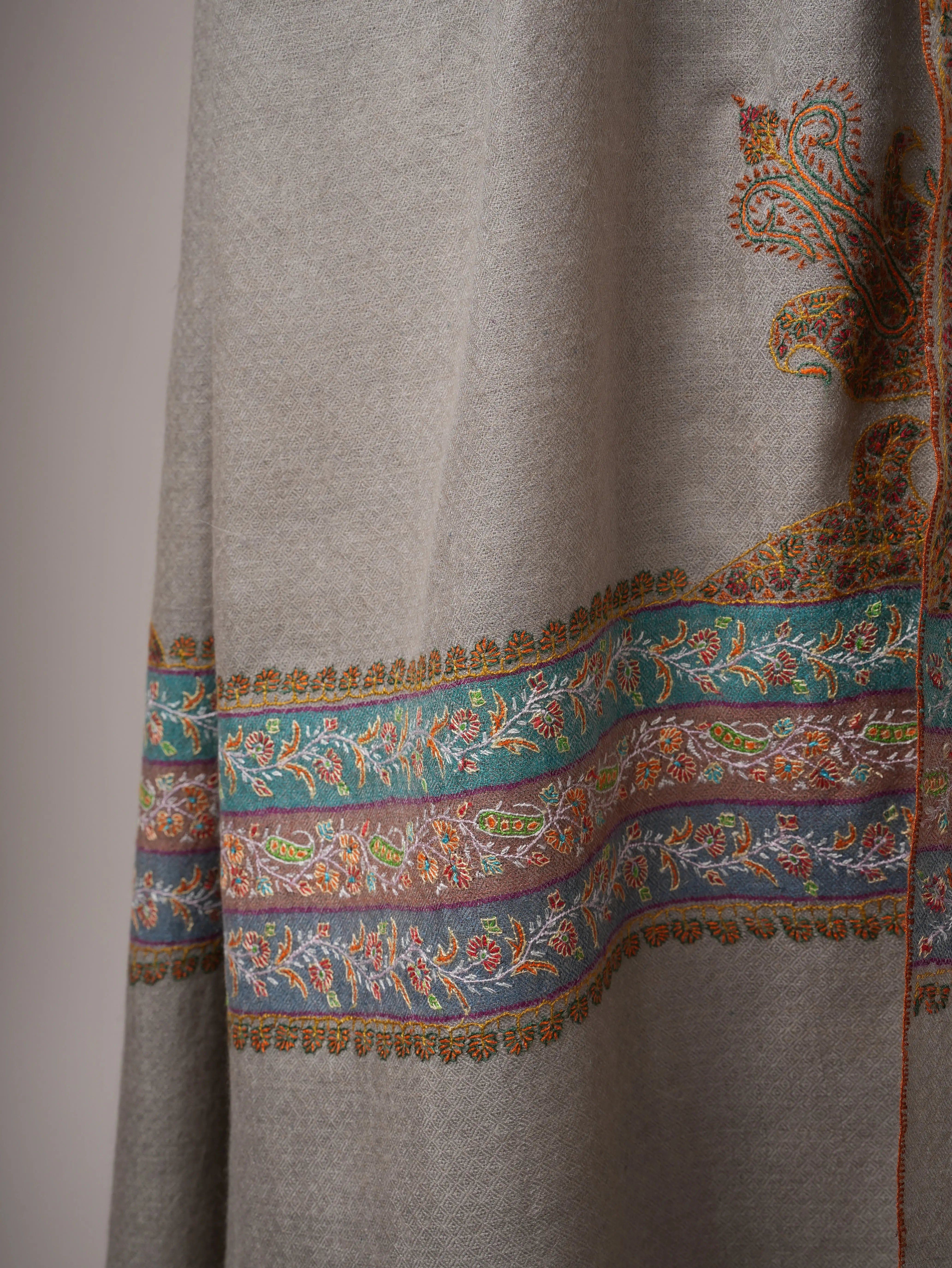 Grey Indian Pashmina Shawl – Hand-Embroidered Palla Sozni Design Shahkaar