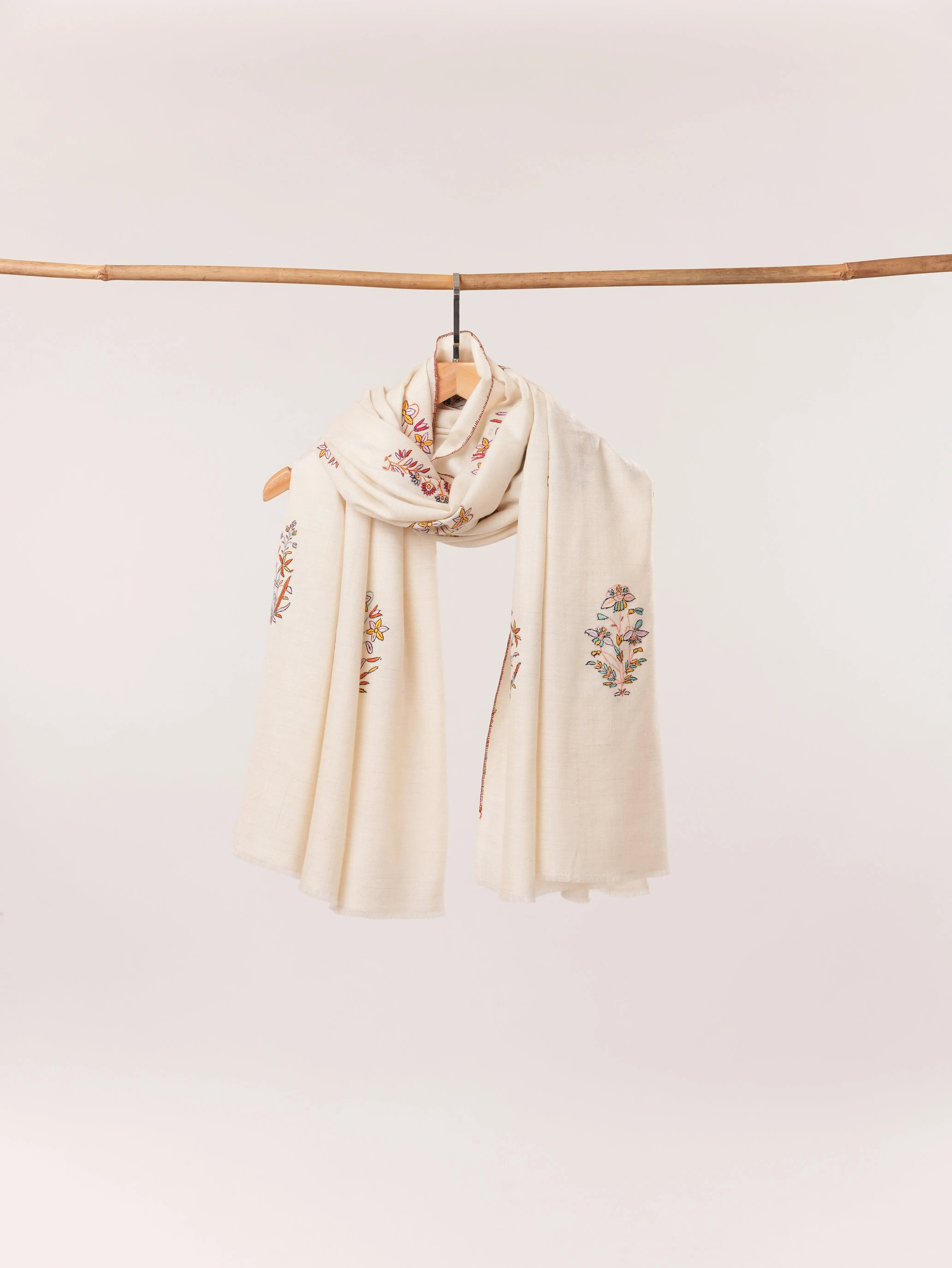 Handwoven White Buteh Kashmiri Pashmina Shawl with Sozni Handwork Shahkaar.com