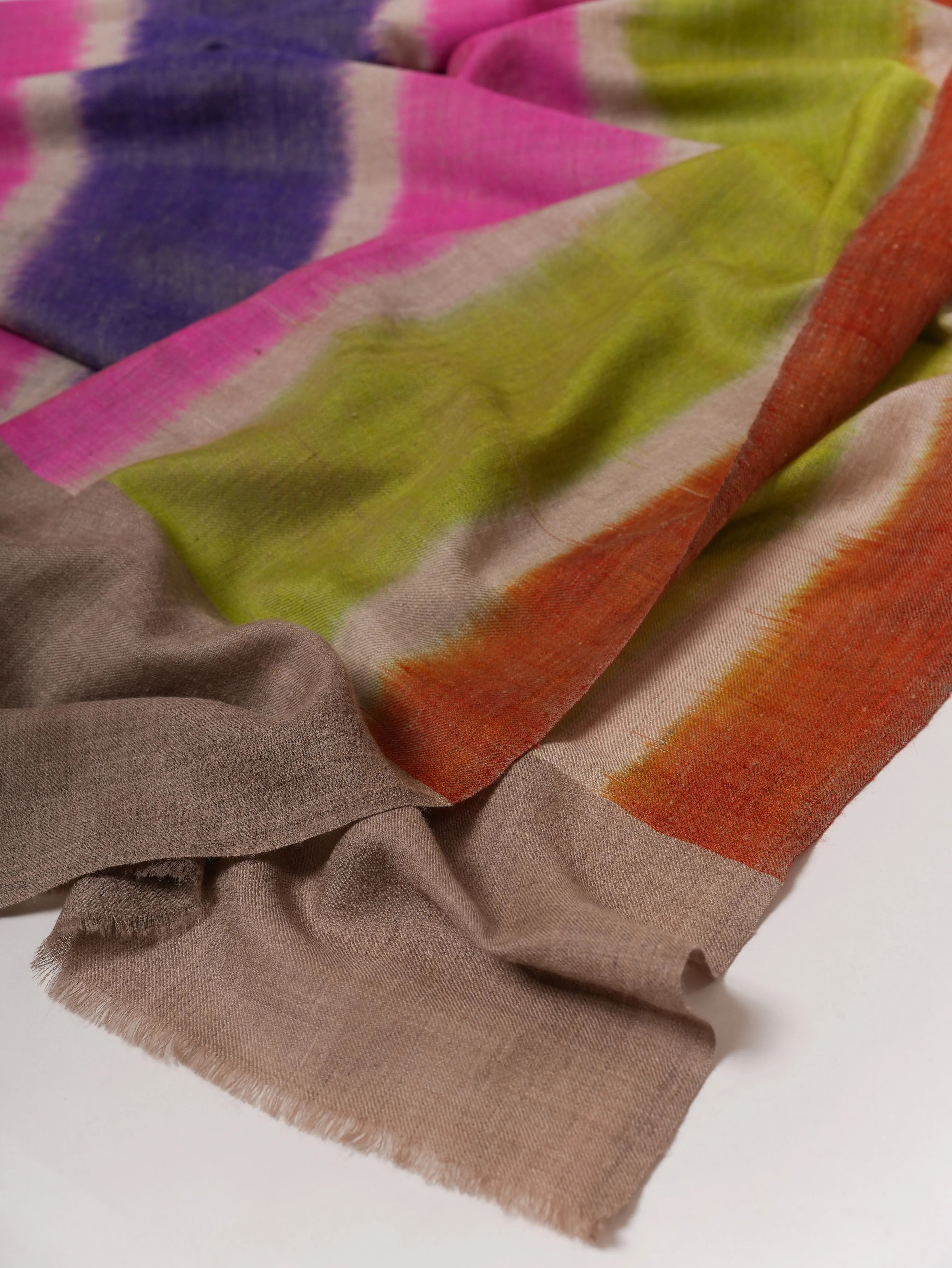 Handgewebter Ikat-Pashmina-Schal mit naturgrauen Enddetails