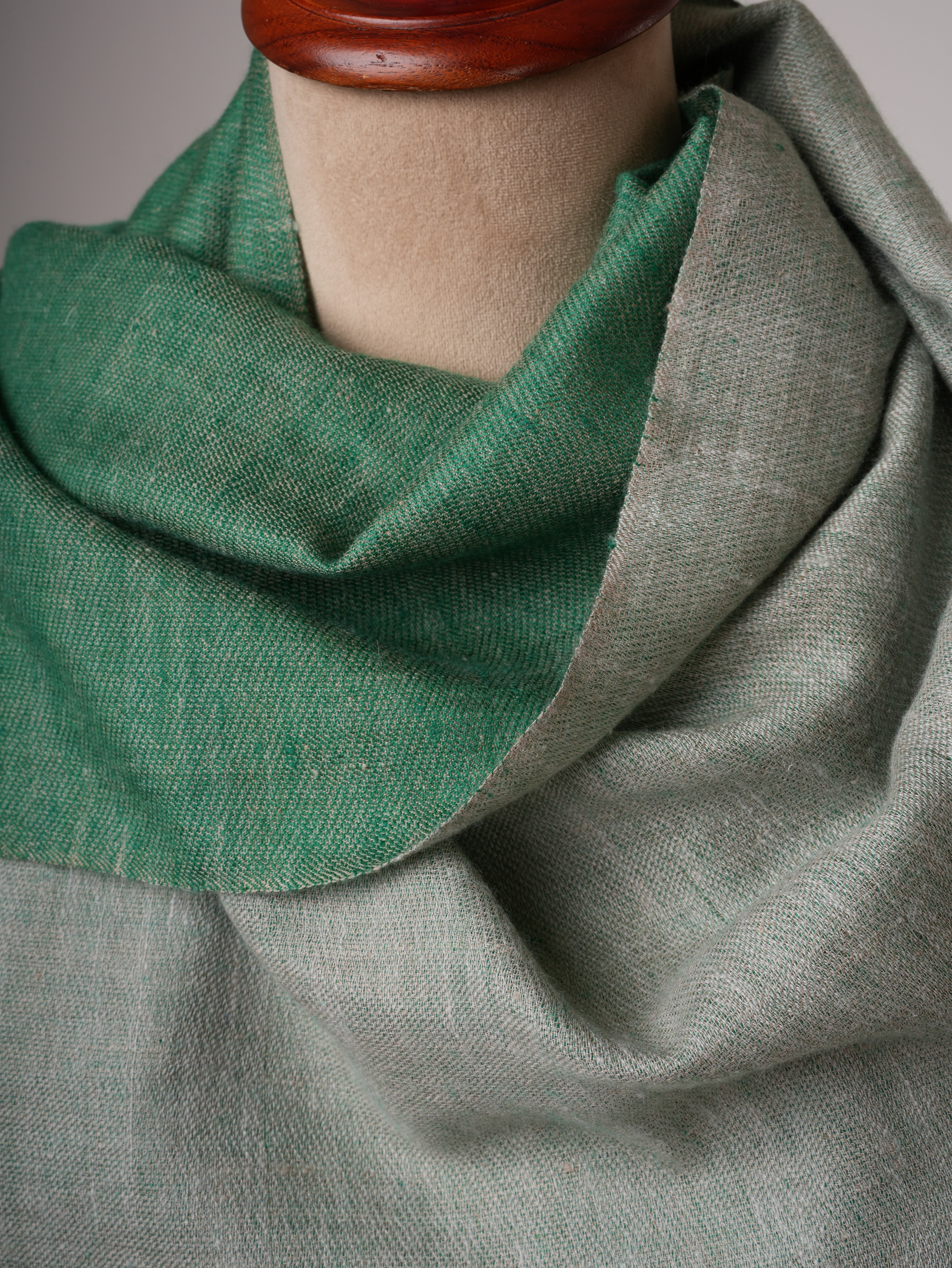Chal de pashmina suave de tono dual - envoltura de kashmiri de lujo