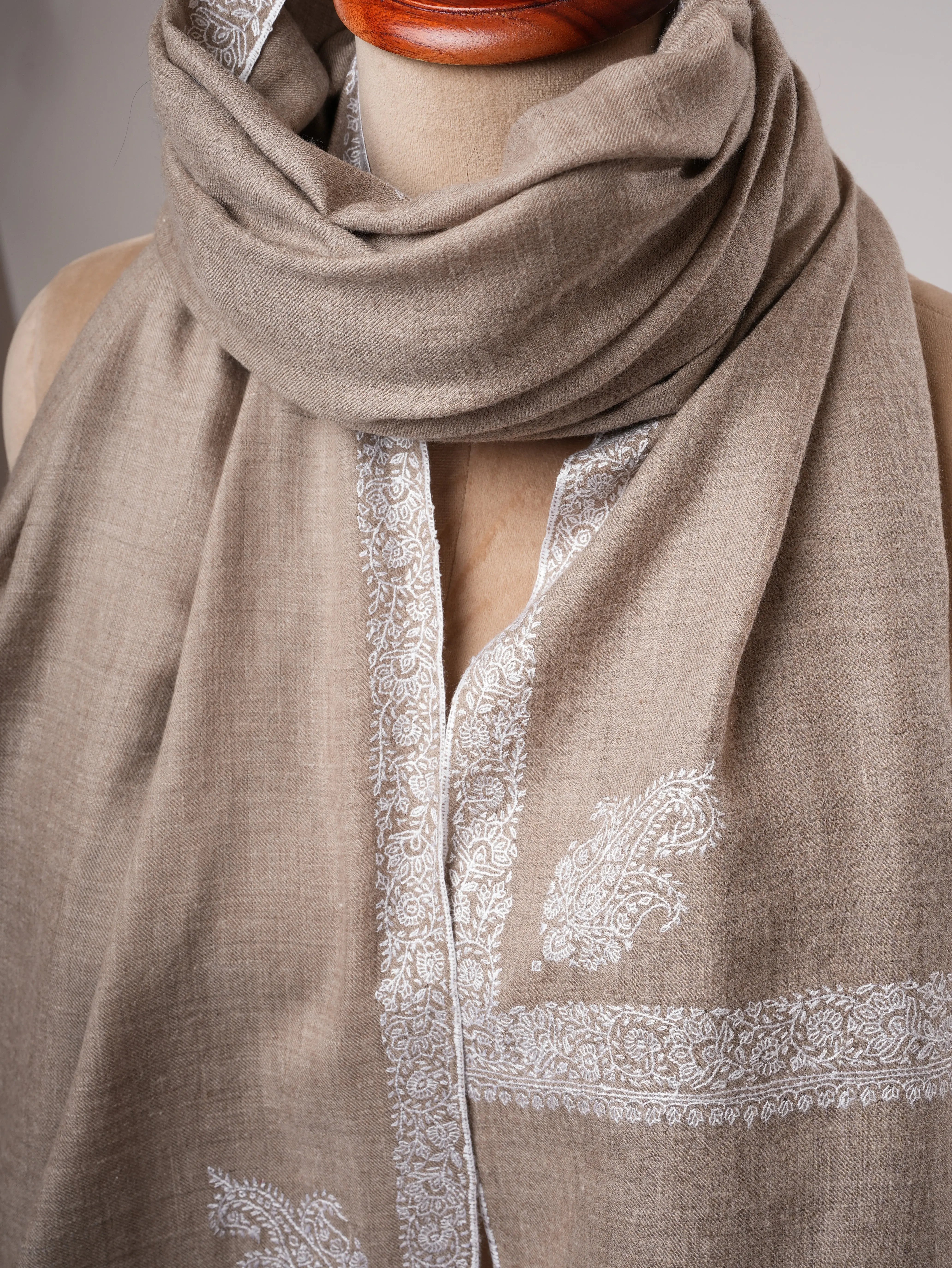 Natural Grey Hashia Embroidered Pashmina Shawl with White Embroidery – Elegant Handwoven Luxury Shahkaar