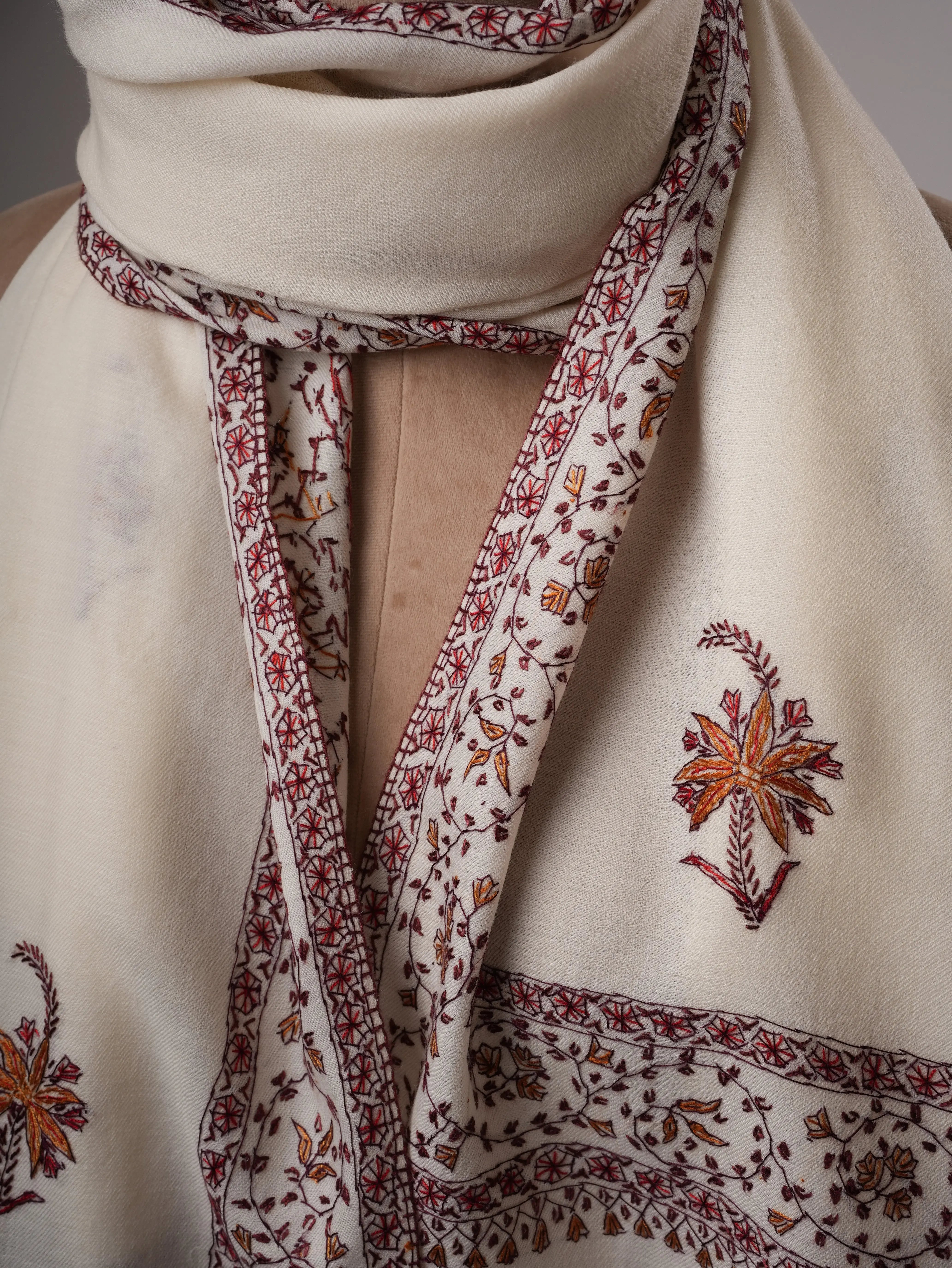 Fine Wool White Shawl with Daur and Buteh Hand Embroidery Shahkaar
