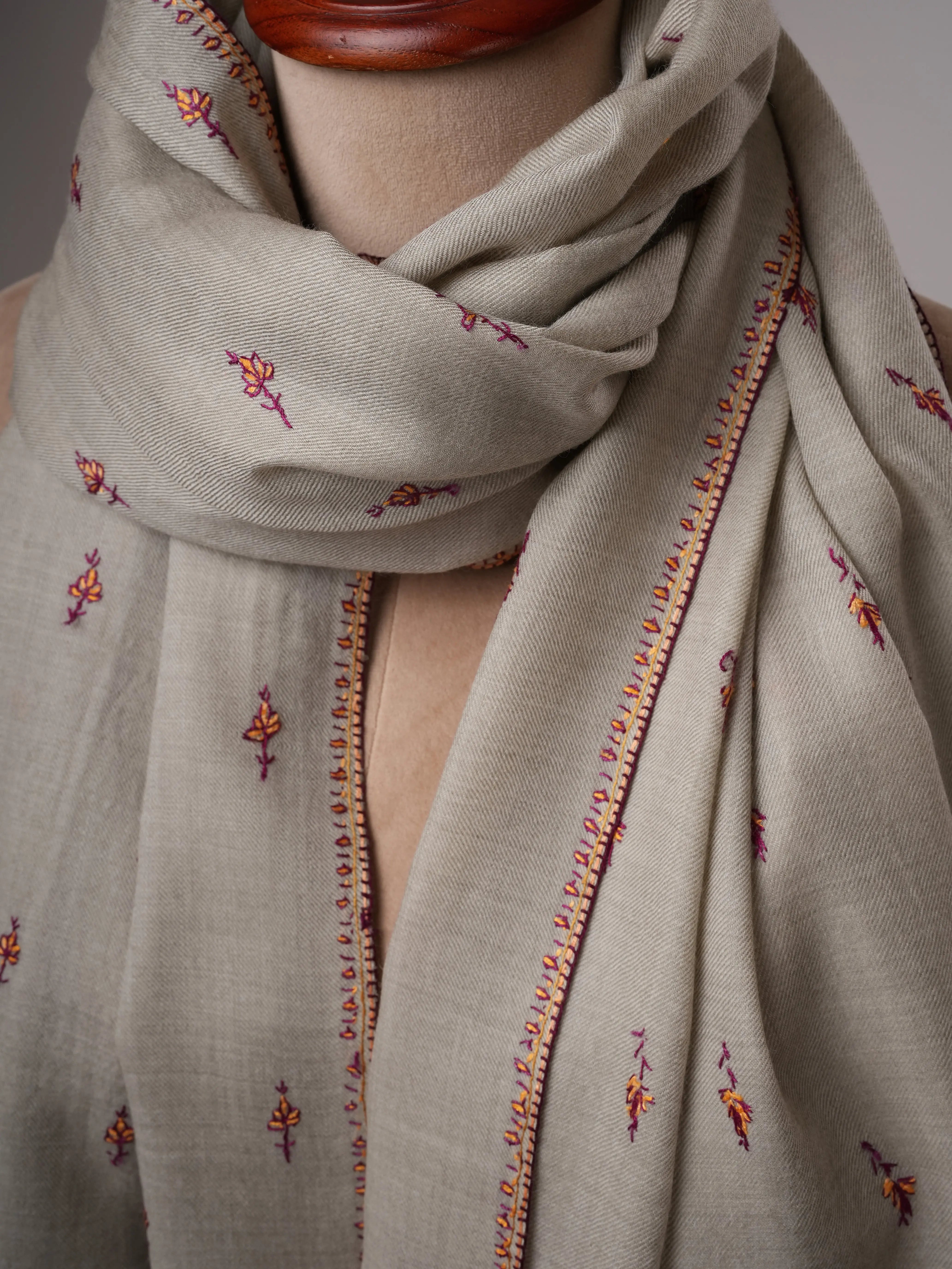 Handcrafted Grey Wool Shawl Featuring Intricate Machie Booti Motifs Shahkaar
