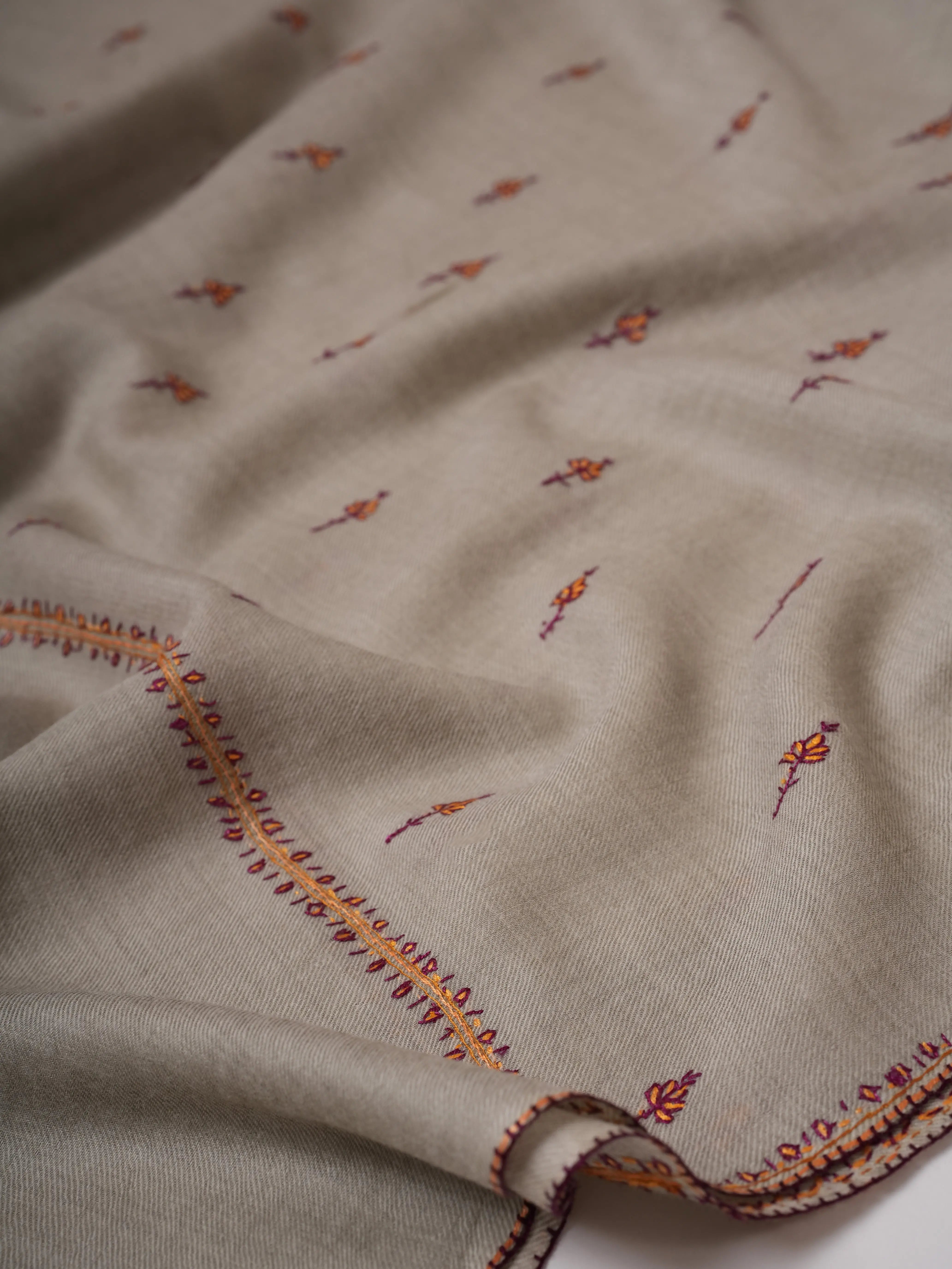 Handcrafted Grey Wool Shawl Featuring Intricate Machie Booti Motifs Shahkaar