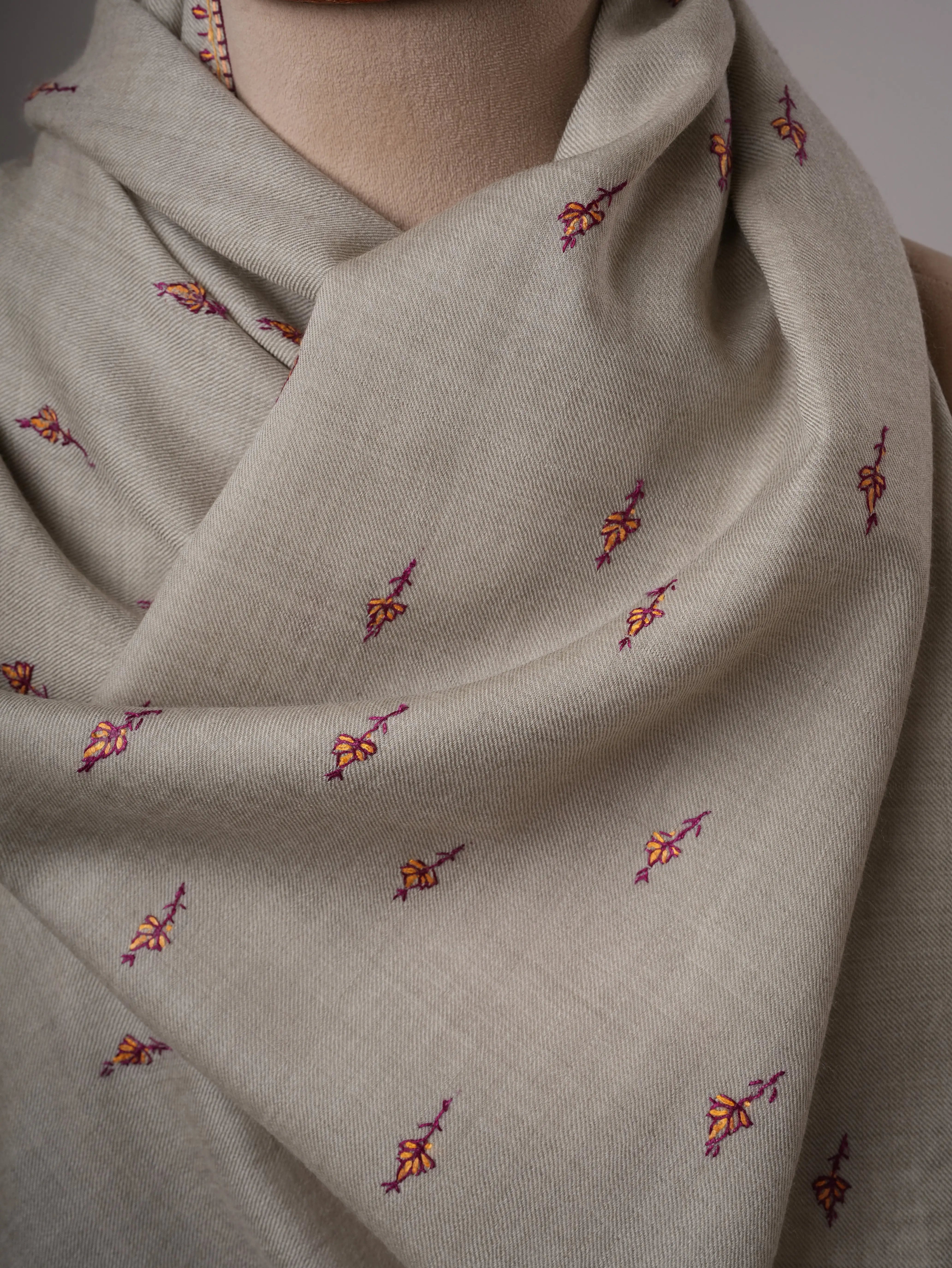 Handcrafted Grey Wool Shawl Featuring Intricate Machie Booti Motifs Shahkaar
