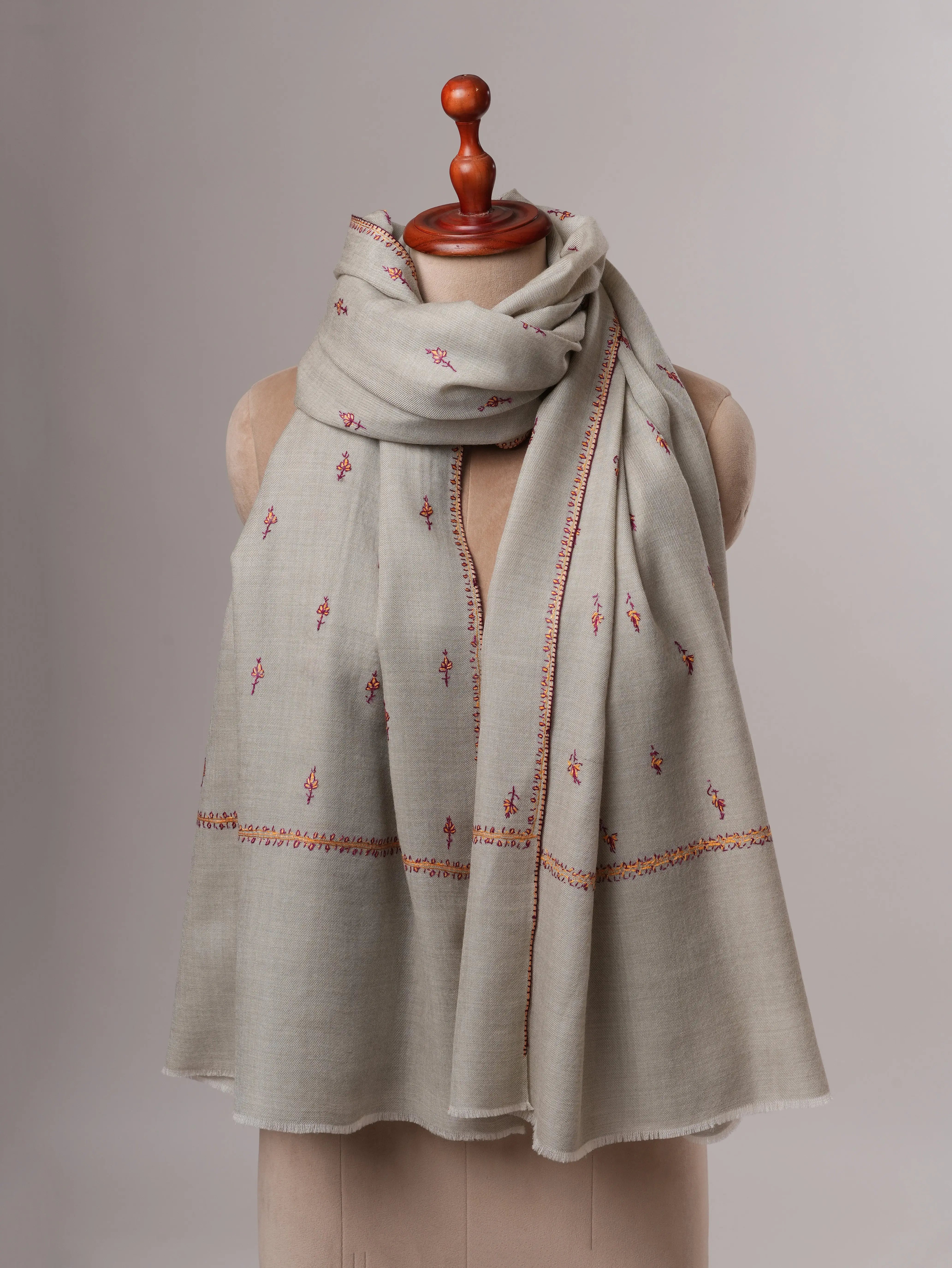 Handcrafted Grey Wool Shawl Featuring Intricate Machie Booti Motifs Shahkaar