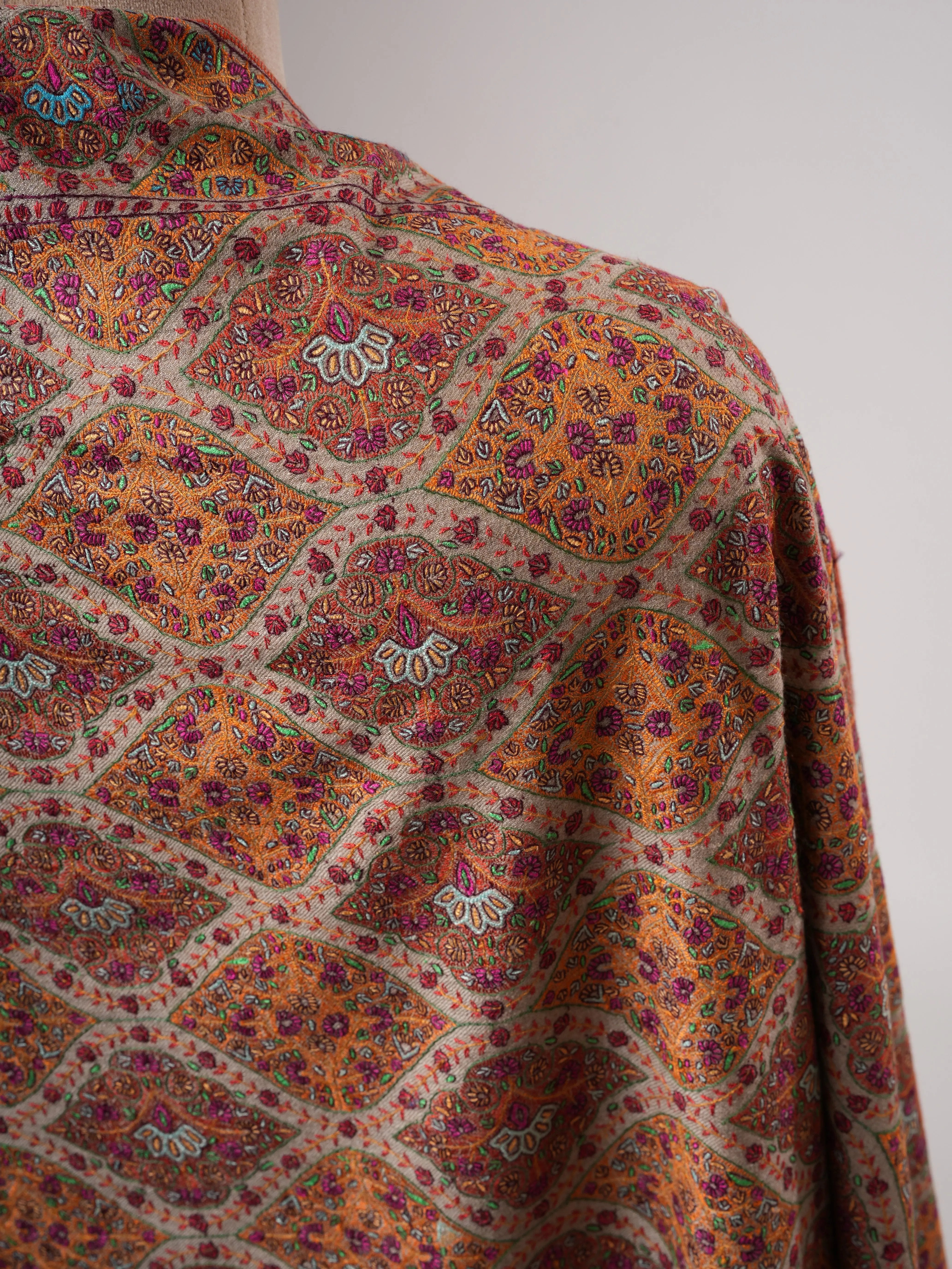 Kashmiri Pashmina Jamavar Shawl in Grey with Detailed Sozni Handwork Shahkaar