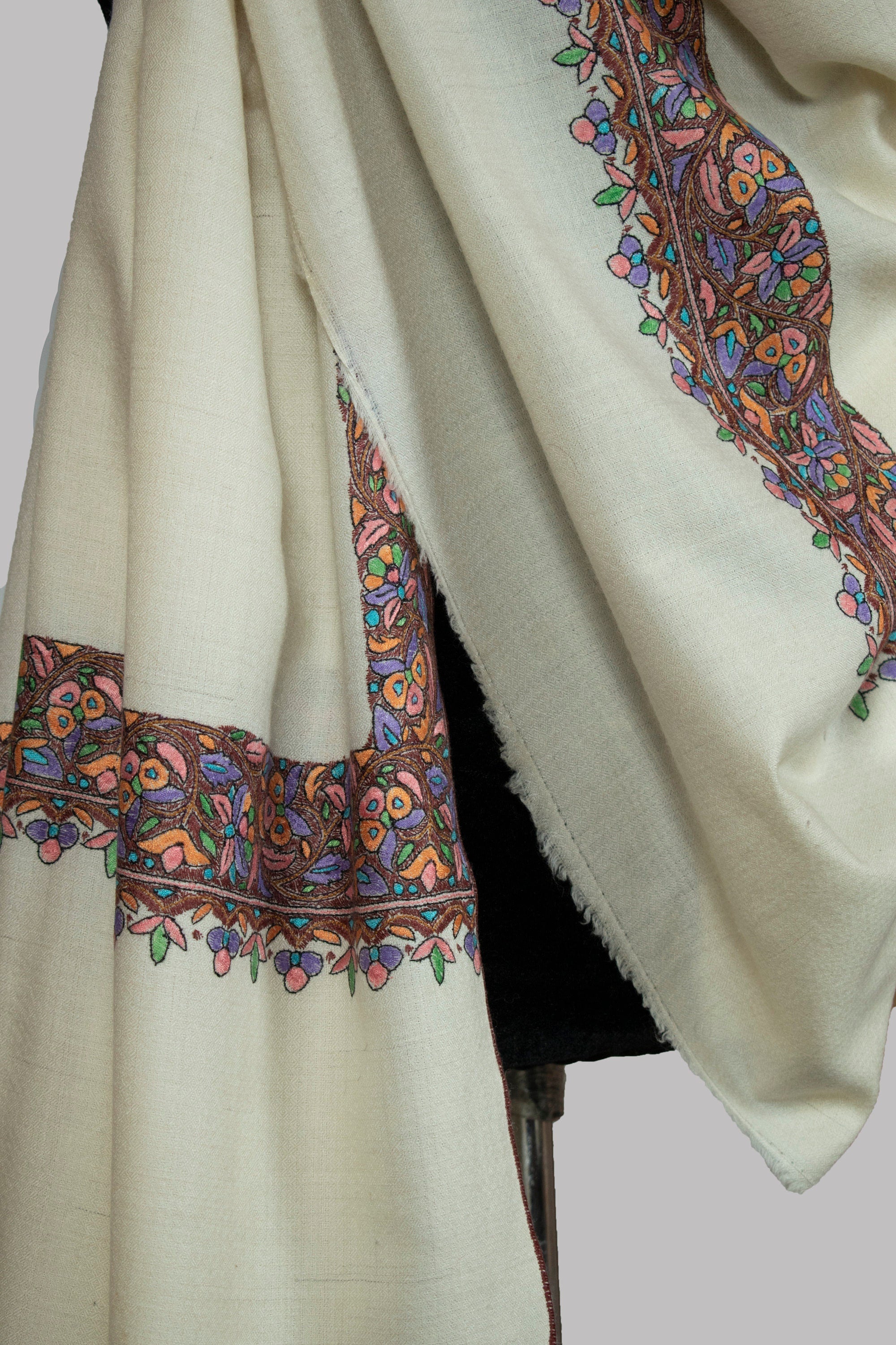 Sciarpa/scialle in pura pashmina/cashmere certificato Sozni con bordo, tessuto a mano su telaio a mano e ricamato a mano in Kashmir, lusso, capolavoro.