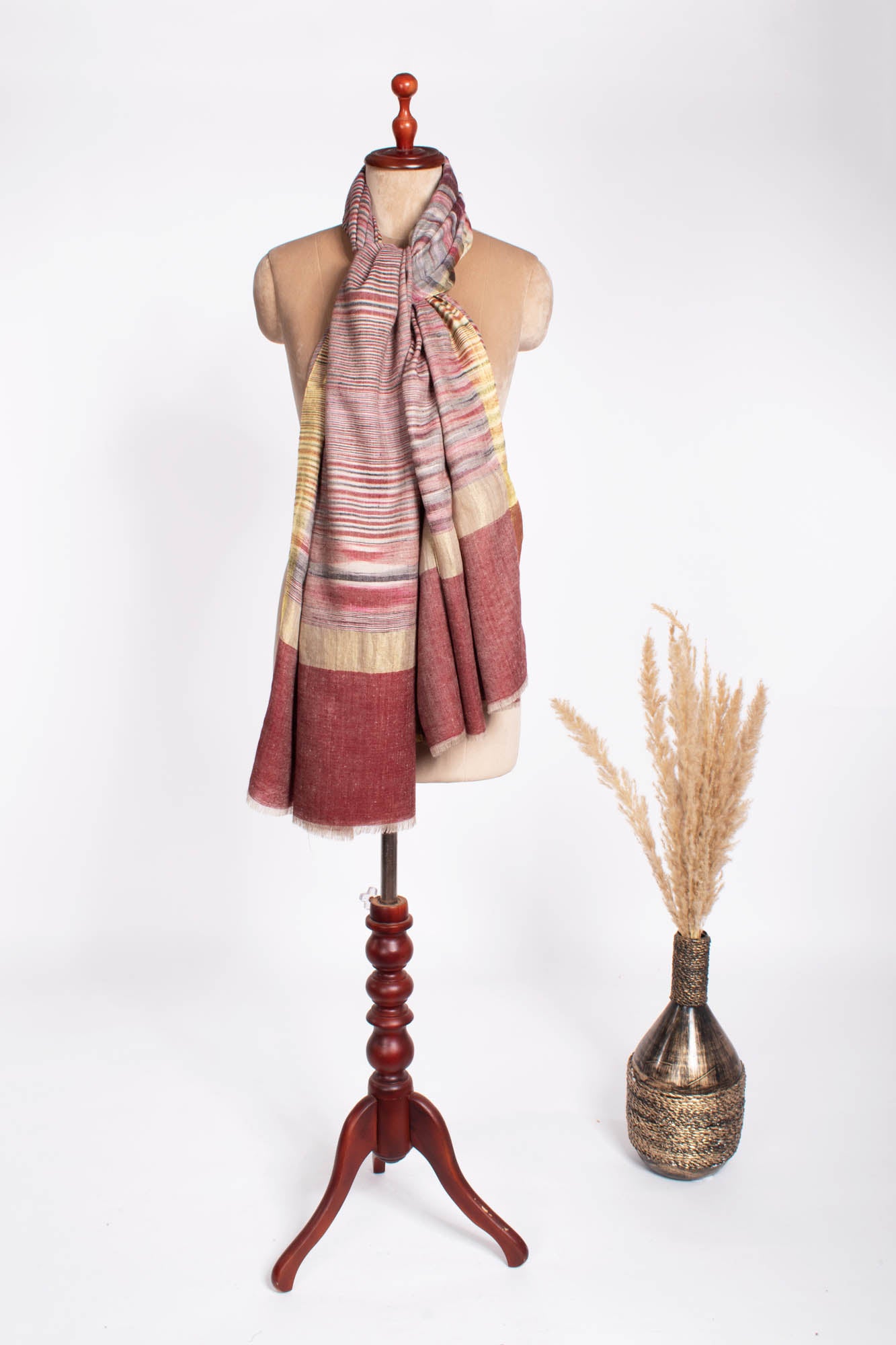 锈色的ikat ikat pashmina包装饰有Zari -havant