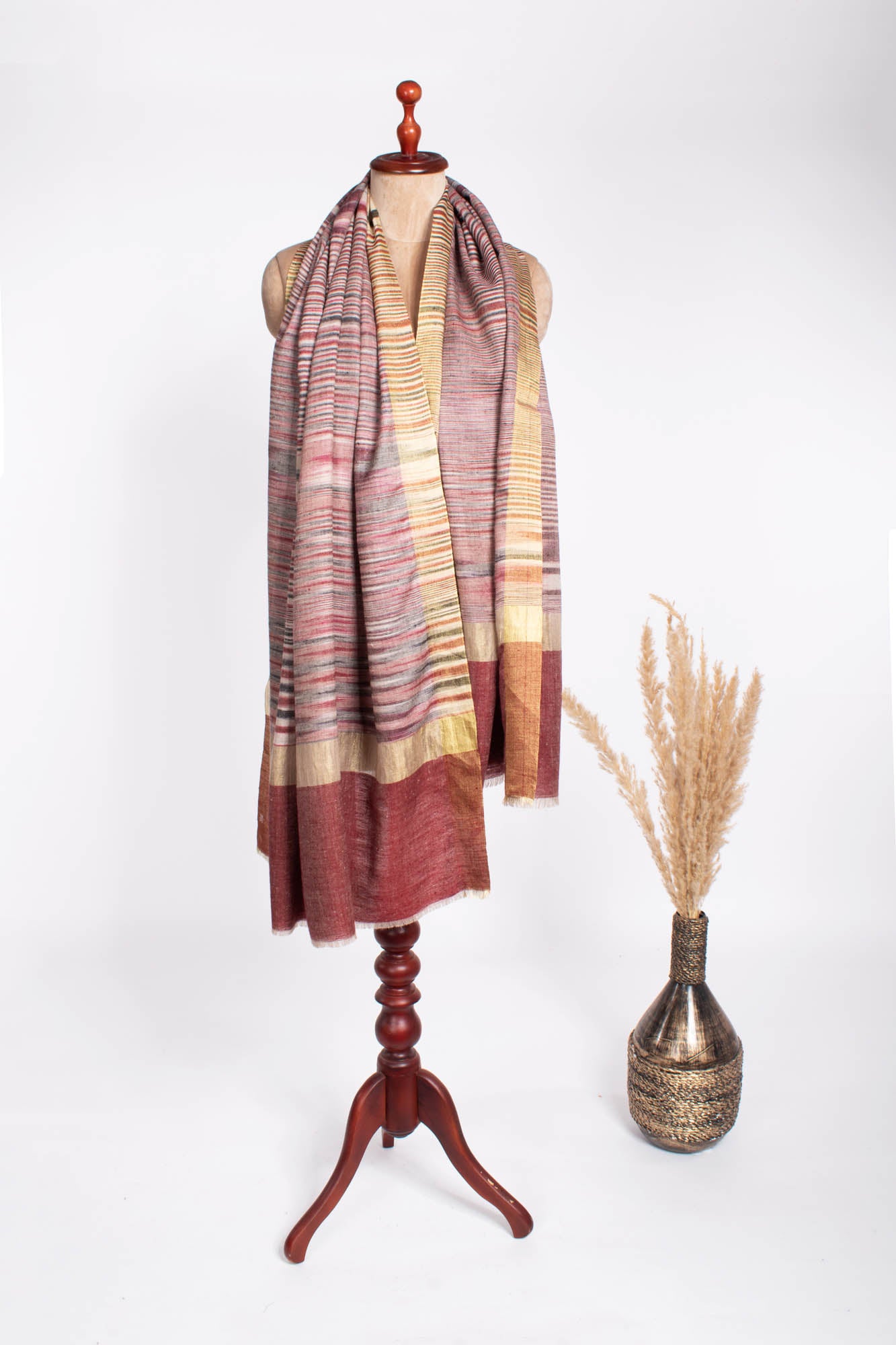 锈色的ikat ikat pashmina包装饰有Zari -havant